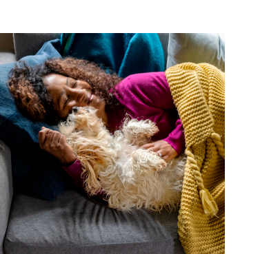 mājdzīvnieku vecāks glūnās ar mājdzīvnieku suni