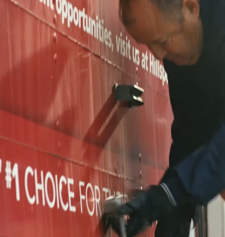 Cilvēks, kas strādā Hill's Disaster Relief Network