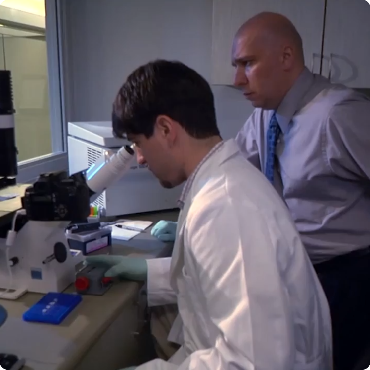 Two Hill's Pet Nutrition zinātnieki